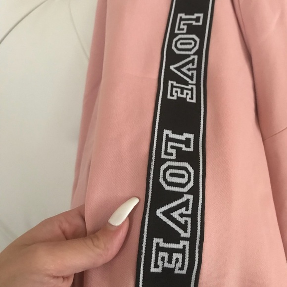 NEW WITH TAGS BEAUTIFUL 2PC LOVE PINK SET - Picture 2 of 7